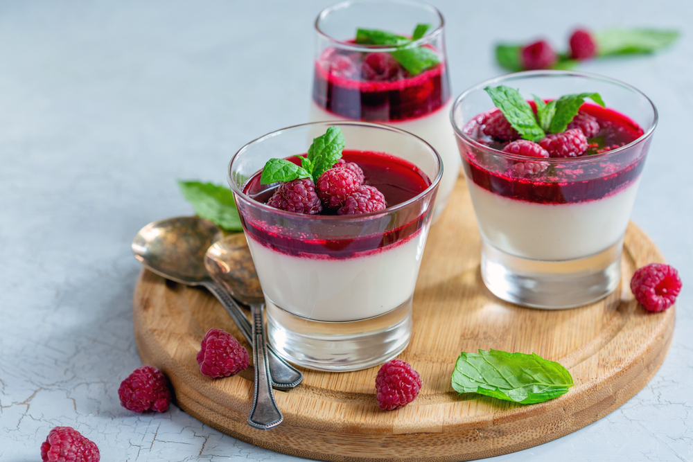 Panna cotta s polevou z lesného ovocia